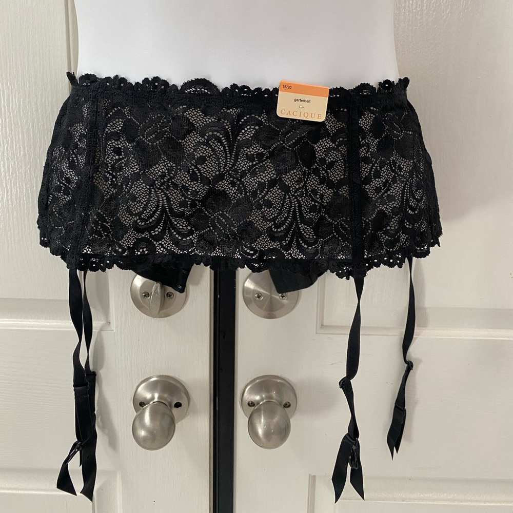 Cacique Black Floral Lace Garter Belt Sz 18/20